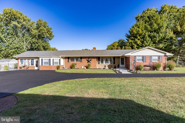 ranch-style home featuring a front lawn