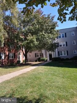 view of front of house featuring a front lawn