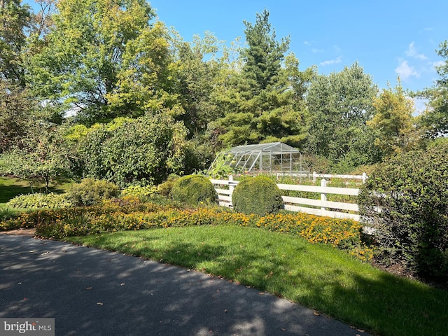 view of yard with an outdoor structure