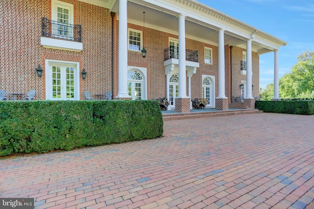 property entrance with covered porch