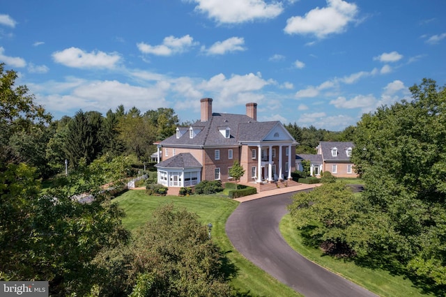 view of front of home featuring a front lawn