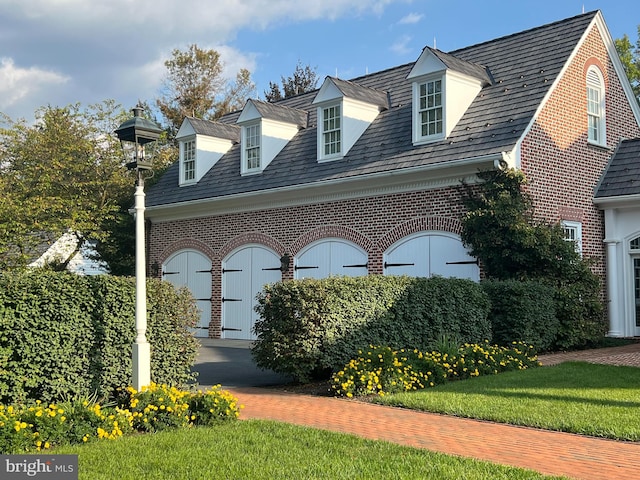 view of front of home featuring a front yard