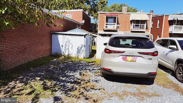 view of yard with a storage unit