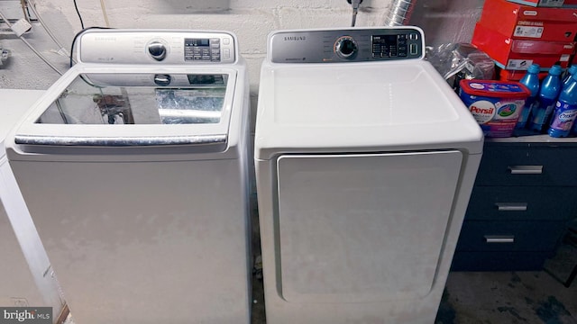 laundry room with washing machine and dryer