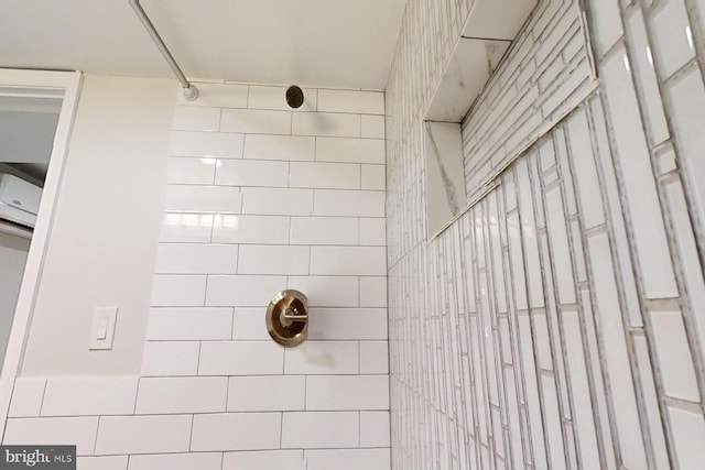 bathroom featuring a tile shower