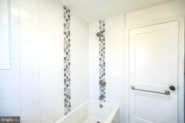 bathroom featuring tiled shower / bath