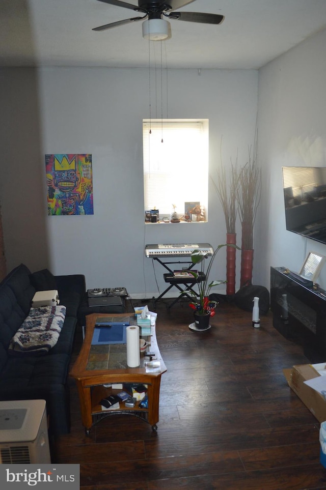 living room with dark wood-type flooring and ceiling fan