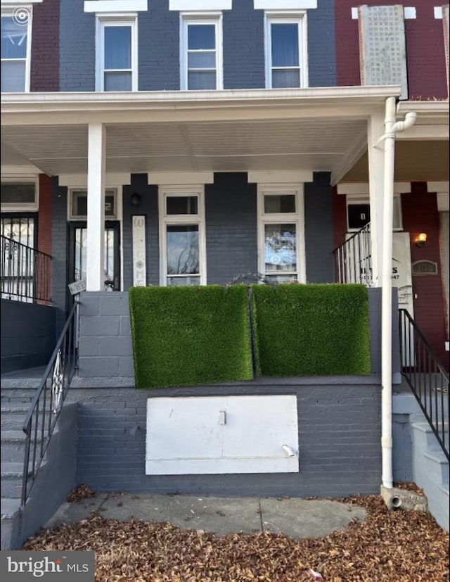 doorway to property with covered porch