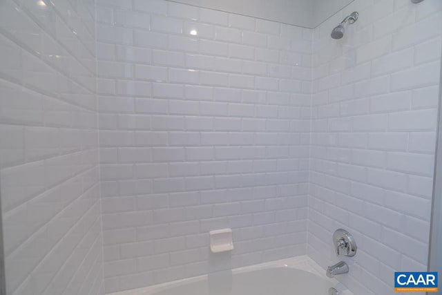 bathroom featuring tiled shower / bath