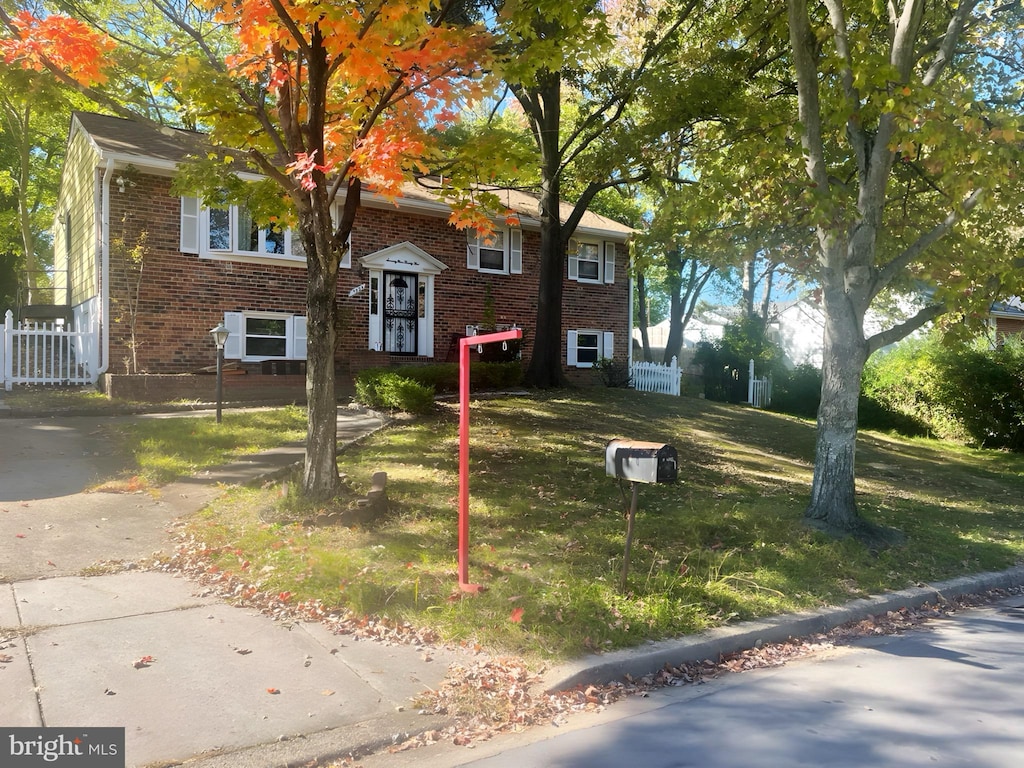7925 Beechnut Rd, Capitol Heights, MD 20743 - split foyer home featuring a front lawn, brick siding, and fence
