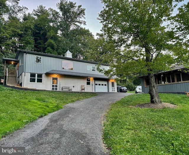 view of front of home featuring a front yard