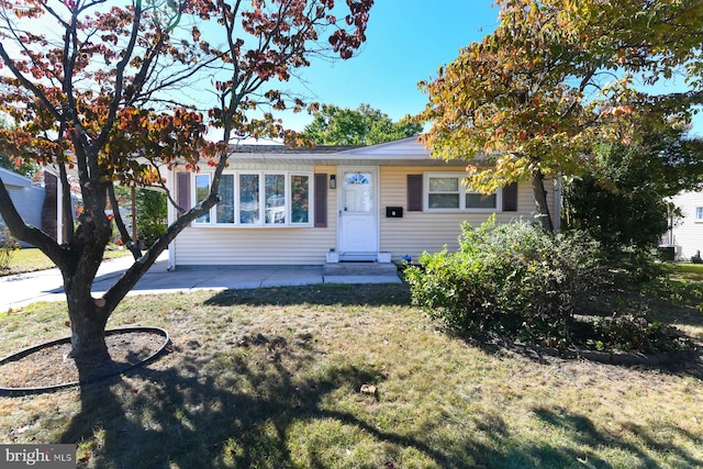 view of front of house featuring a front lawn