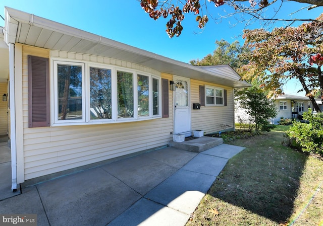 single story home featuring a front lawn