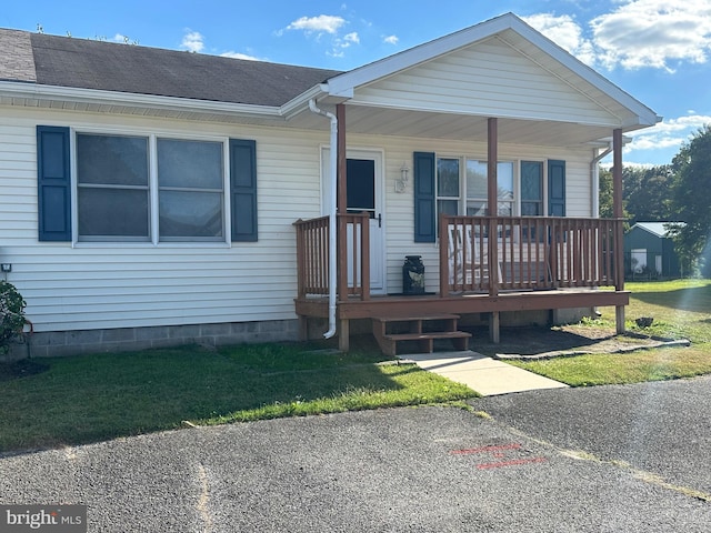 view of front of house featuring a front yard