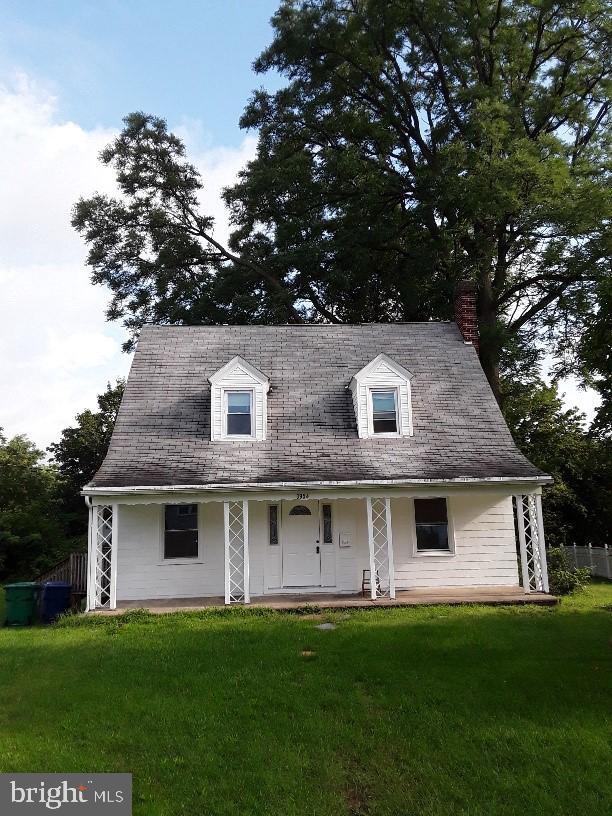 cape cod-style house featuring a front lawn