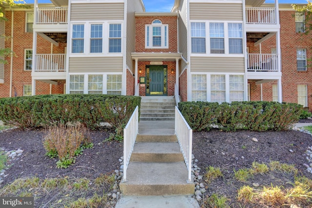 property entrance featuring a balcony