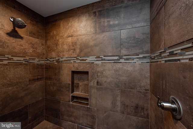 bathroom featuring a tile shower