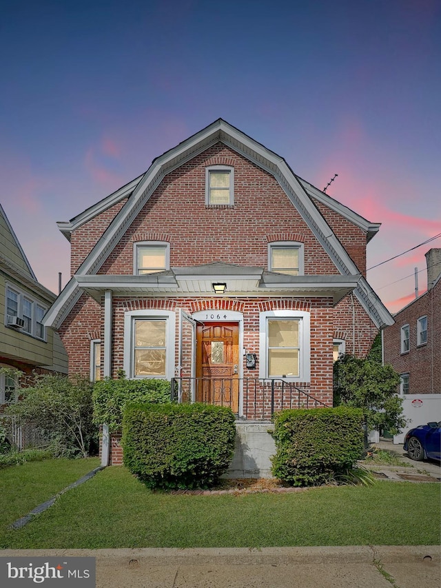 view of front of home featuring a lawn