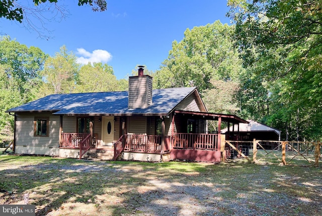 view of front facade featuring covered porch and a front lawn