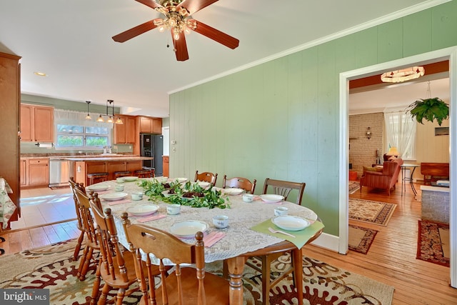 dining room featuring crown molding, light hardwood / wood-style flooring, and ceiling fan