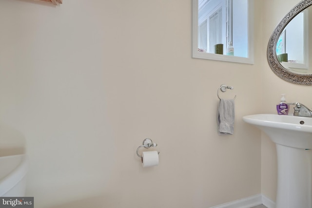 bathroom featuring sink