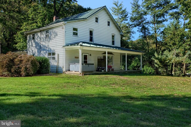 view of front facade featuring a front lawn and a porch