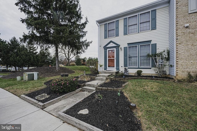 view of front of property featuring a front yard