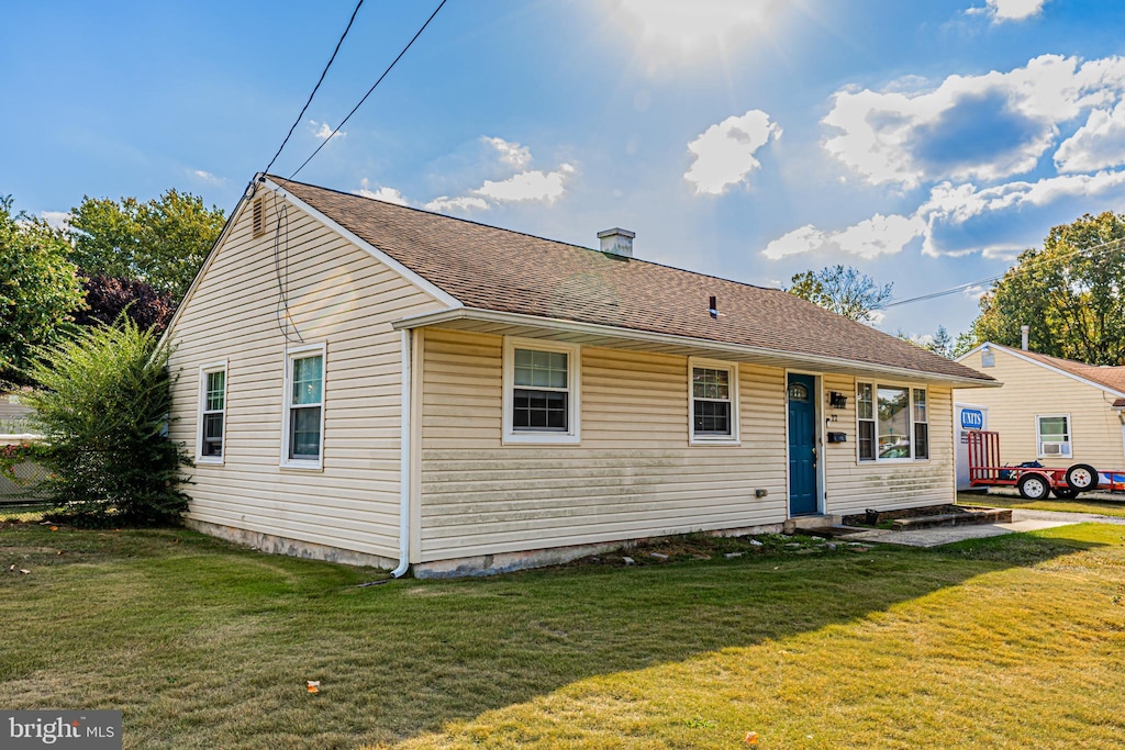 view of front of property featuring a front lawn