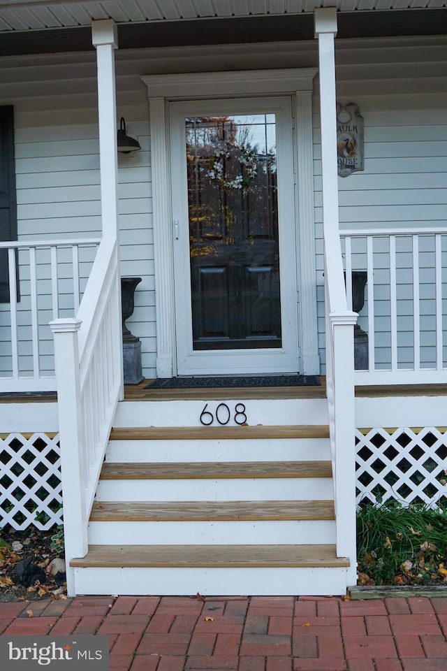 property entrance featuring covered porch