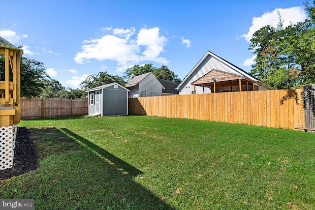 view of yard featuring a storage unit