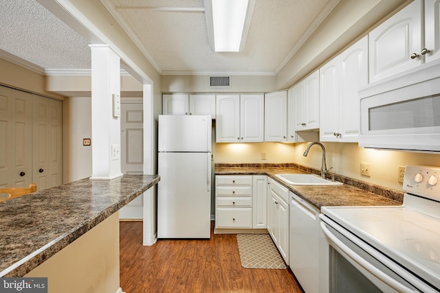 kitchen featuring white appliances, sink, crown molding, a textured ceiling, and light hardwood / wood-style floors