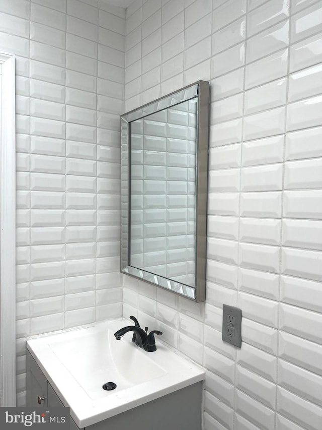 bathroom with decorative backsplash and vanity