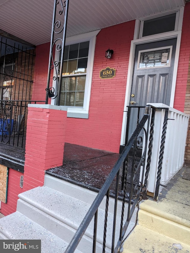 property entrance with covered porch