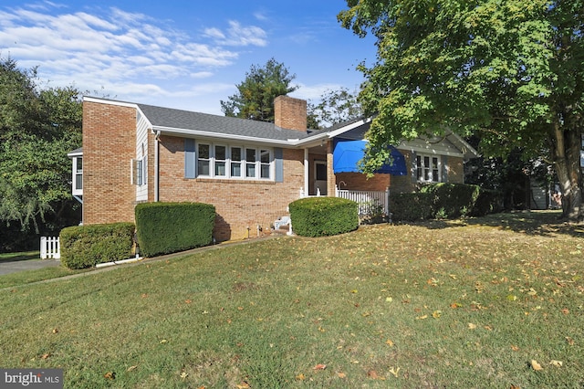 view of front of home featuring a front yard