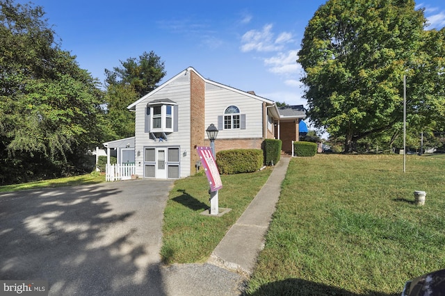 view of front facade featuring a front yard