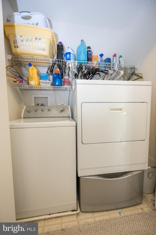 laundry room with washer and clothes dryer