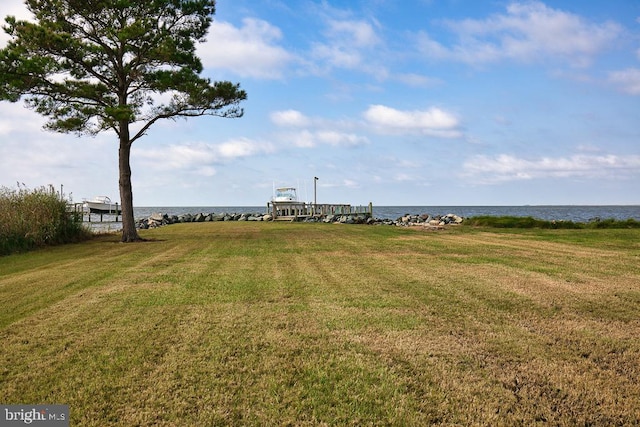 view of yard featuring a water view