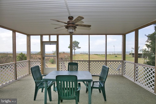 sunroom with ceiling fan