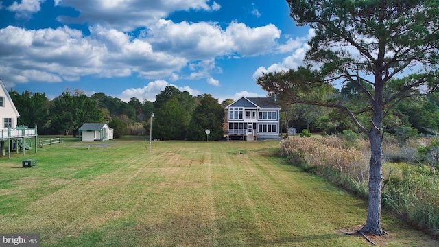 view of yard featuring a storage shed