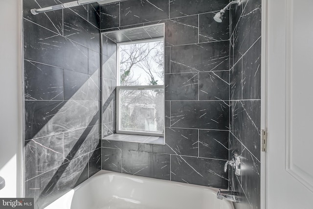 bathroom with tiled shower / bath