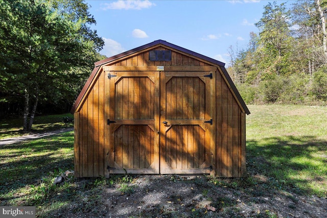 view of outdoor structure with a yard