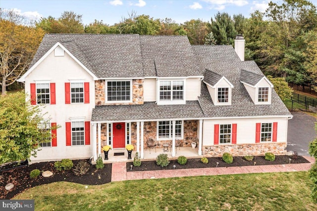 view of front of property featuring a porch and a front lawn