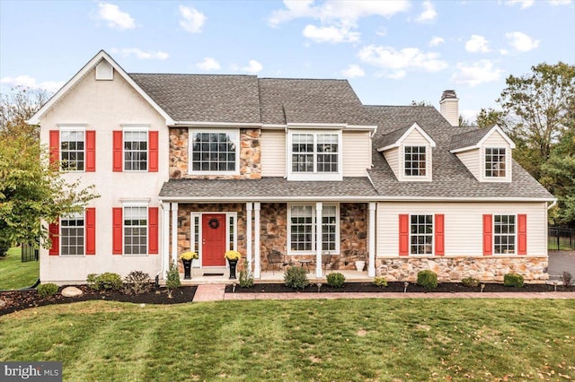 view of front of home featuring a front lawn