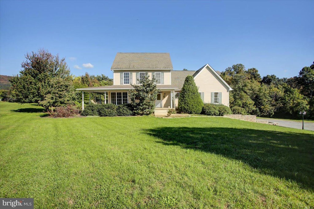 view of front of house featuring a front yard