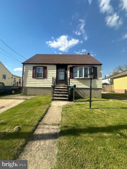 view of front of home with a front lawn