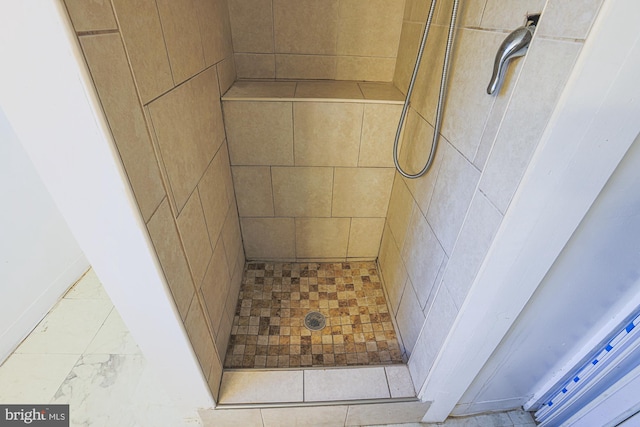 bathroom featuring tiled shower