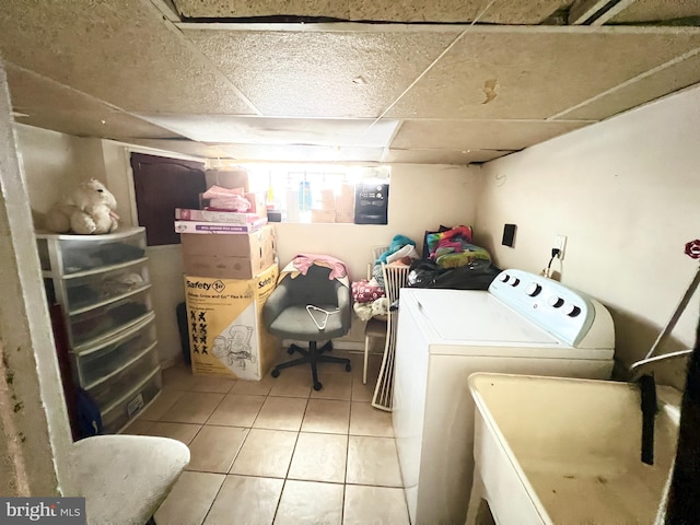 laundry area with laundry area, independent washer and dryer, a sink, and tile patterned floors