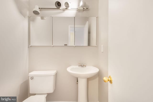 bathroom featuring toilet and sink