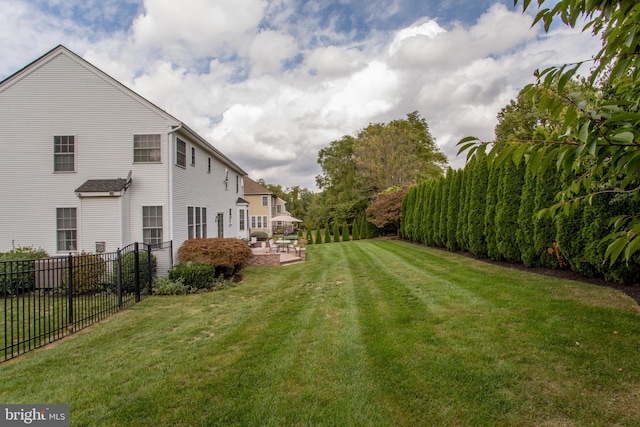 view of yard featuring a patio