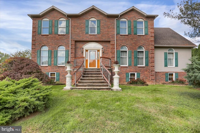 view of front of property featuring a front yard